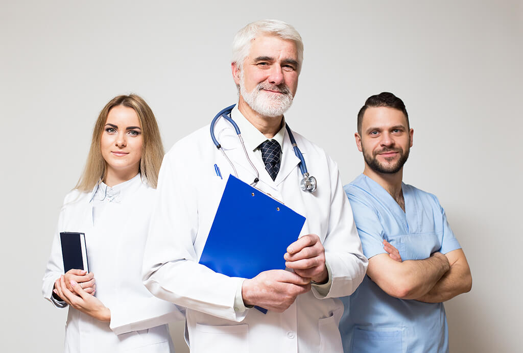 Equipe médica em discussão profissional